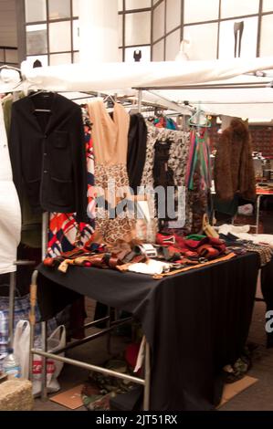 Vêtements et accessoires d'occasion, Portobello Road Market, Londres, Royaume-Uni Banque D'Images