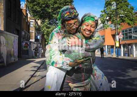 Londres, Royaume-Uni. 28th août 2022. Les fêtards se sont amusés, couverts de poudre colorée, de farine et de peinture, au début de la matinée, à la fête du J'ouvert, une partie traditionnelle du Carnaval de Notting Hill. Plus d'un million de personnes devraient assister à ce qui est considéré comme le plus grand événement de rue en Europe cette année. Credit: Imagetraceur/Alamy Live News Banque D'Images