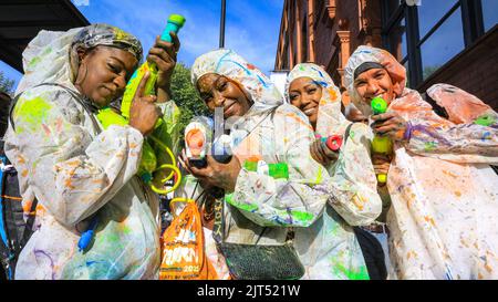 Londres, Royaume-Uni. 28th août 2022. Les fêtards se sont amusés, couverts de poudre colorée, de farine et de peinture, au début de la matinée, à la fête du J'ouvert, une partie traditionnelle du Carnaval de Notting Hill. Plus d'un million de personnes devraient assister à ce qui est considéré comme le plus grand événement de rue en Europe cette année. Credit: Imagetraceur/Alamy Live News Banque D'Images