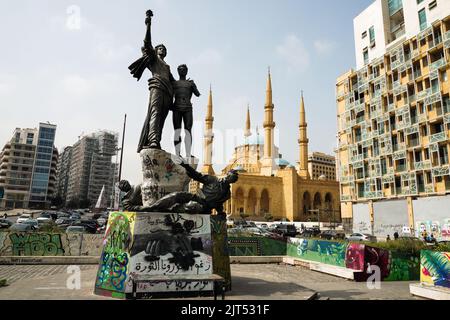 Beyrouth, Liban : monument commémorant les martyrs exécutés par les Ottomans, remplis de trous de balle de la guerre civile libanaise, place des martyrs. En arrière-plan, la mosquée musulmane sunnite Mohammad Al-Amin, également appelée Mosquée bleue, centre-ville, Liban Banque D'Images