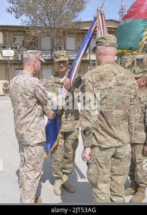 Le général Joseph F. Dunford Jr. Du corps des Marines des États-Unis, a quitté le poste de commandant de la Force internationale d'assistance à la sécurité-U 130402 Banque D'Images