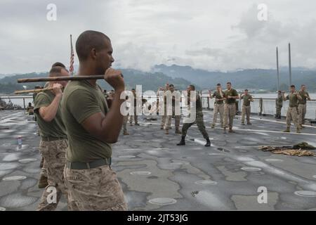 Les marines américains affectés à Bravo Company, 1st Bataillon, 8th Marine Regiment participent à un cours de combat de quartier fermé enseigné par les marins philippins sur le pont de vol du quai amphibie du navire d'atterrissage USS 140627 Banque D'Images