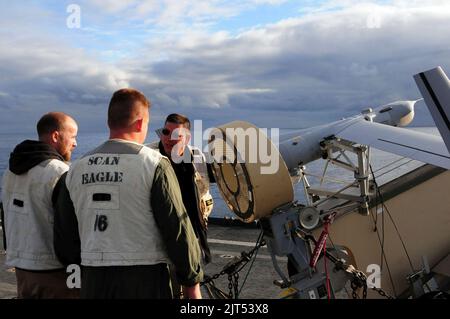 Les Marines des États-Unis, avec l'unité expéditionnaire maritime 13th et les employés de Boeing avec l'équipe Scan Eagle, effectuent des vérifications avant le vol sur un véhicule aérien sans pilote (UAV) avant le lancement à partir du pont de vol à bord de 110224 Banque D'Images