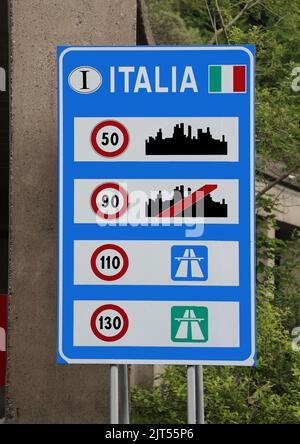 Signalisation routière avec limites de vitesse sur la frontière italienne et texte ITALIA qui signifie l'Italie Banque D'Images