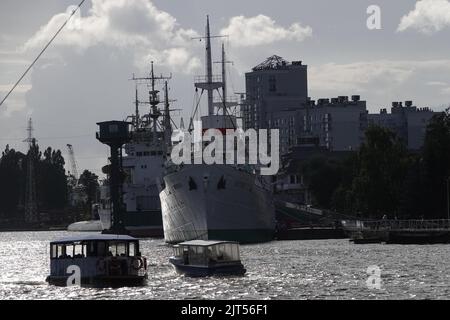 Kaliningrad, Russie. 15th juillet 2022. Les navires sont anchor dans l'enclave russe de Kaliningrad, la ville autrefois connue sous le nom de Königsberg. (À 'l'exclave de la mer Baltique Kaliningrad continue de se plaindre de la pression des sanctions - et menaces') Credit: Ulf Mauder/dpa/Alamy Live News Banque D'Images