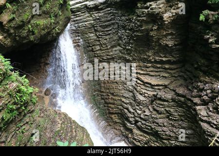 Vue sur le cœur de la chute d'eau de Rufabrigo à Adygea Banque D'Images