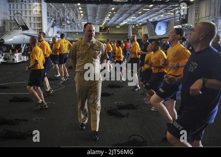 Le chef principal du Commandement de la Marine américaine encourage les petits officiers en chef et les petits officiers en chef sélectionnés lors d'un entraînement commémoratif de 9-11 dans la baie hangar du porte-avions USS Nimitz (CVN 68) en 140911 Banque D'Images