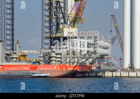 Rotterdam, pays-Bas, 23 août 2022: Chargement de pales pour éoliennes en cours sur un bâtiment amarré à Maasvlakte Industrial Banque D'Images