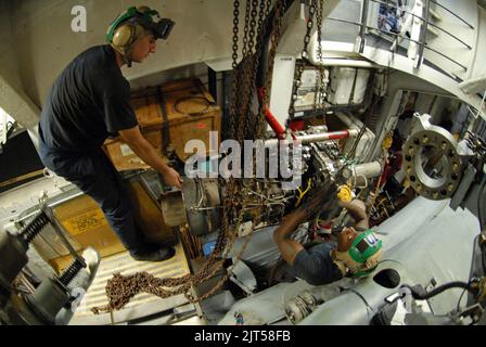 L'officier de la marine américaine de classe 3rd gauche et l'officier de classe 2nd tous deux affectés à l'Escadron de frappe maritime d'hélicoptère (UGV) 70, abaissent un moteur d'un hélicoptère MH-60R Seahawk 111017 Banque D'Images