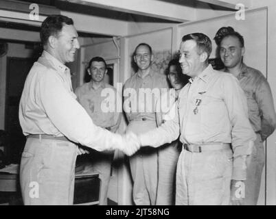 Le contre-amiral Calvin T. Durgin de la Marine américaine décerne le contre-amiral Clifton Sprague la Croix de la Marine à bord de l'USS Fanshaw Bay (CVE-70), le 15 mars 1945 Banque D'Images