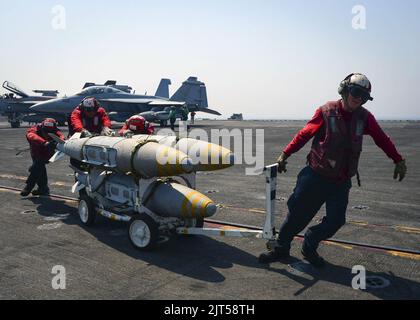 Les marins de la marine américaine déplacent leur ordnance à bord de l'USS Nimitz dans le golfe Arabo-Persique. (36009631052). Banque D'Images