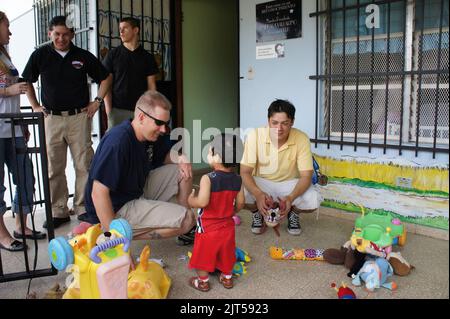 U.S. Navy Senior Chief information Systems Technician la frégate USS Ingraham (FFG 61) Chef de commandement Senior, parle avec un garçon à l'Orphanage San Jose de Malambo dans le village de Cerro 120211 Banque D'Images