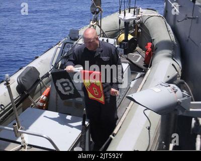 Le premier maître de la Marine américaine participe à un exercice de tir 18 mars 2014, à bord de la frégate de missiles guidés USS Samuel B. Roberts (FFG 58) dans l'océan Atlantique 140318 Banque D'Images