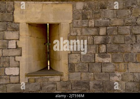 Gros plan de la tour médiévale massive château mur en pierre avec boucle à utiliser comme arrière-plan Banque D'Images