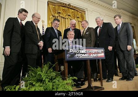 Le président américain George W. Bush signe H.R. 3199, USA Patriot Improvement and Reauthorization Act. Banque D'Images