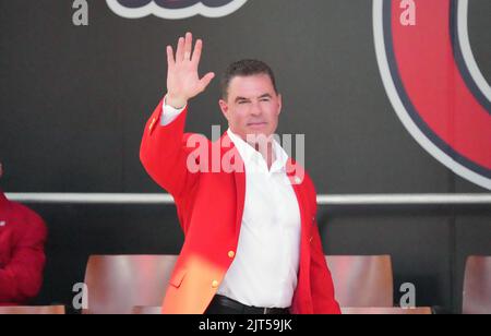 L'ancien centerfieleur des cardinaux de Saint-Louis et membre de la classe de renommée du Temple de la renommée des cardinaux de Saint-Louis de 2014, Jim Edmonds, se déferle devant de la foule lors des cérémonies d'induction à Saint-Louis, samedi, 27 août 2022. La classe du Temple de la renommée des Cardinals de Saint-Louis de 2022 comprend les anciens Cardinals Julian Javier, Matt Holliday et Charles Comiskey. Photo de Bill Greenblatt/UPI Banque D'Images