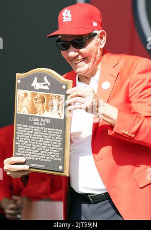 L'ancien second baseman et nouveau membre de la classe de renommée du Temple de la renommée des cardinaux de Saint Louis de 2022, Julian Javier, tient sa plaque lors des cérémonies d'induction à Saint Louis, samedi, 27 août 2022. La classe du Temple de la renommée des Cardinals de Saint-Louis de 2022 inclut également les anciens Cardinals Matt Holliday et Charles Comiskey. Photo de Bill Greenblatt/UPI Banque D'Images