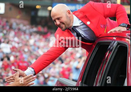 Ancien outfielder des Cardinals de Saint-Louis et nouveau membre de la classe de renommée du Temple des Cardinals de Saint-Louis de 2022 Matt Holliday, Passe la main avec ceux qui sont dans le dugout alors qu'il est conduit à la plaque d'accueil avant un match entre les Braves d'Atlanta et les Cardinals de Saint Louis au stade Busch de Saint Louis, samedi, 27 août 2022. La classe du Temple de la renommée des Cardinals de Saint-Louis de 2022 inclut également les anciens Cardinals Julian Javier et Charles Comiskey. Photo de Bill Greenblatt/UPI Banque D'Images