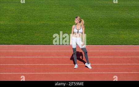 Sportswoman dans les vêtements de sport. Sportswoman s'entraîner dans les vêtements de sport, l'entraînement, l'entraînement. Professionnel sportswoman pendant la séance d'entraînement à la course Banque D'Images