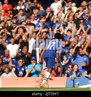 Londres, Royaume-Uni. 28th août 2022. Raheem Sterling, de Chelsea, a obtenu le score de 10 hommes Chelsea pour le faire 1-0 et célèbre lors du match de la Premier League entre Chelsea et Leicester City à Stamford Bridge, Londres, Angleterre, le 27 août 2022. Photo de Ken Sparks. Utilisation éditoriale uniquement, licence requise pour une utilisation commerciale. Aucune utilisation dans les Paris, les jeux ou les publications d'un seul club/ligue/joueur. Crédit : UK Sports pics Ltd/Alay Live News Banque D'Images