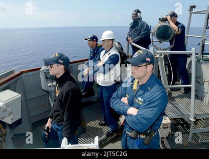 Les marins américains affectés au destroyer à missiles guidés USS Ramage (DDG 61), effectuent des opérations de pont dans la 9 avril 2014 de la mer Méditerranée, à l'appui de Noble Dina 2014 140409 Banque D'Images