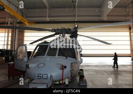 Les marins américains effectuent l'entretien d'un hélicoptère MH-60s Knighthawk de l'Escadron de combat en mer (HSC) 9 à la base navale de Norfolk en Virginie le 17 janvier 2012 120117 Banque D'Images