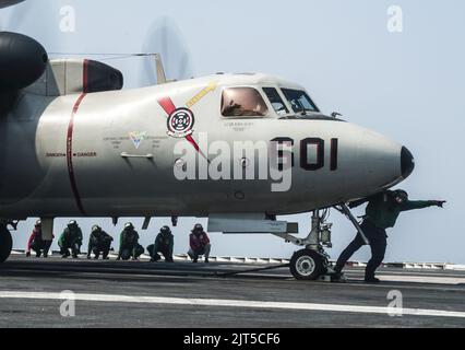 Les marins américains se préparent à lancer un E-2C Hawkeye affecté au Carrier Airborne Early Warning Squadron (VAW) 124 à partir du porte-avions USS George H.W. Bush (CVN 77) septembre 140901 Banque D'Images