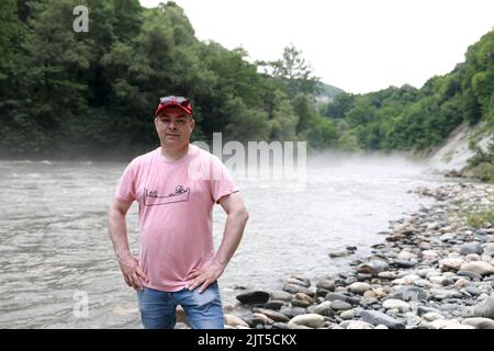 Homme sur la rive de la rivière Belaya, Adygea Banque D'Images