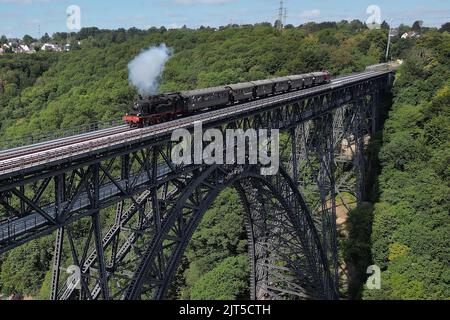 Solingen, Allemagne. 28th août 2022. Près de Solingen, une locomotive à vapeur traverse le pont Münden, vieux de 125 ans. (Vue aérienne avec un drone) Credit: David Young/dpa/Alay Live News Banque D'Images