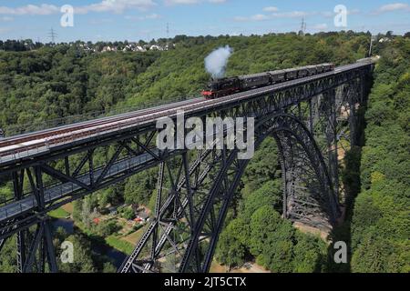 Solingen, Allemagne. 28th août 2022. Près de Solingen, une locomotive à vapeur traverse le pont Münden, vieux de 125 ans. (Vue aérienne avec un drone) Credit: David Young/dpa/Alay Live News Banque D'Images