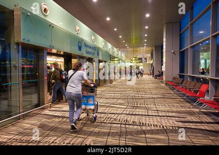 SINGAPOUR - VERS JANVIER 2020 : personnes qui embarque un Skytrain à l'aéroport international Changi de Singapour. Banque D'Images