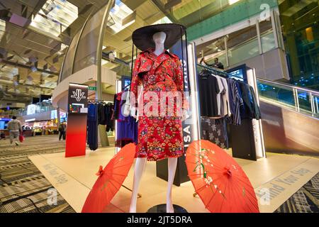 SINGAPOUR - VERS JANVIER 2020 : vêtements Lisa Von Tang exposés à l'aéroport Changi de Singapour. Lisa Von Tang est une créatrice de mode basée à Singapour. Banque D'Images