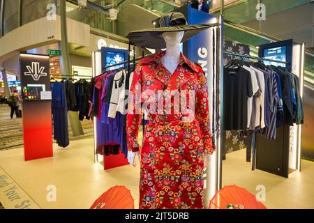 SINGAPOUR - VERS JANVIER 2020 : vêtements Lisa Von Tang exposés à l'aéroport Changi de Singapour. Lisa Von Tang est une créatrice de mode basée à Singapour. Banque D'Images