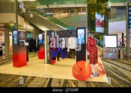 SINGAPOUR - VERS JANVIER 2020 : vêtements Lisa Von Tang exposés à l'aéroport Changi de Singapour. Lisa Von Tang est une créatrice de mode basée à Singapour. Banque D'Images