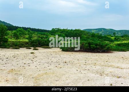 Paysage de l'île de Kunashir, tephra plage d'un lac chaud au fond du volcan de Golovnin caldera Banque D'Images