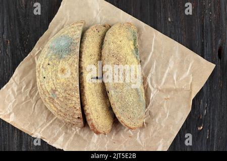 Pain de blé avec différents types de découpe de moule. Champignon moldy sur le pain Rotten. Tranche de pain gâté concept de déchets alimentaires biodégradables. Vue de dessus. Banque D'Images