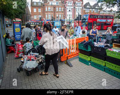 Londres ,24 août 2022 , Peopel faisant la queue à la banque alimentaire de Londres, Angleterre . Banque D'Images