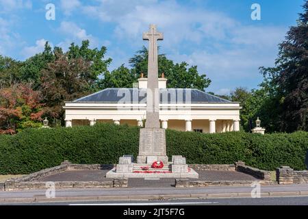 Camberley War Memorial Cross devant les portes de la Royal Military Academy Sandhurst et du Staff College, Camberley, Surrey, Angleterre, Royaume-Uni Banque D'Images