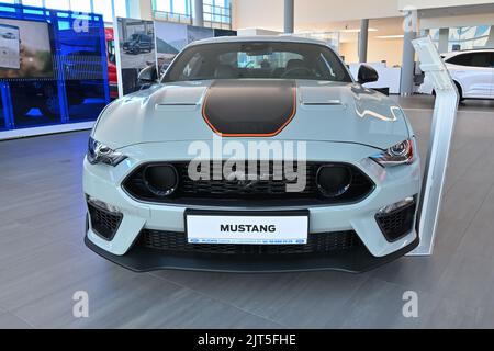 Gdansk, Pologne - 27 août 2022: Nouveau modèle de Ford Mustang présenté dans la salle d'exposition de voiture de Gdansk Banque D'Images