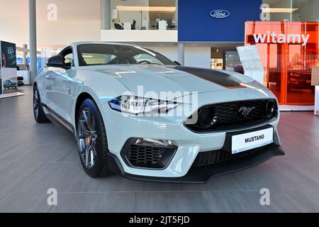 Gdansk, Pologne - 27 août 2022: Nouveau modèle de Ford Mustang présenté dans la salle d'exposition de voiture de Gdansk Banque D'Images