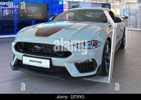 Gdansk, Pologne - 27 août 2022: Nouveau modèle de Ford Mustang présenté dans la salle d'exposition de voiture de Gdansk Banque D'Images