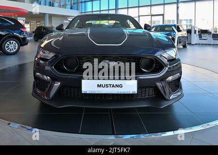 Gdansk, Pologne - 27 août 2022: Nouveau modèle de Ford Mustang présenté dans la salle d'exposition de voiture de Gdansk Banque D'Images