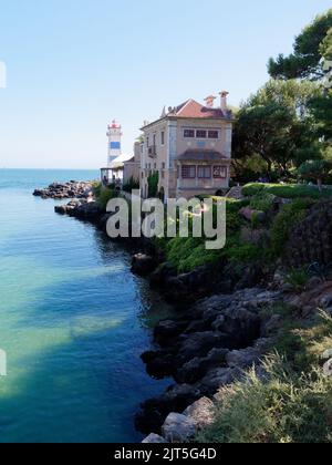 La Casa de Santa Maria (Maison de Sainte Marie) avec le phare de Santa Marta derrière, Cascais, quartier de Lisbonne, Portugal. Banque D'Images