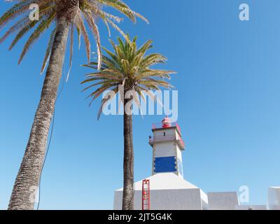 Phare de Santa Marta et palmiers, Cascais, quartier de Lisbonne, Portugal. Style abstrait. Banque D'Images