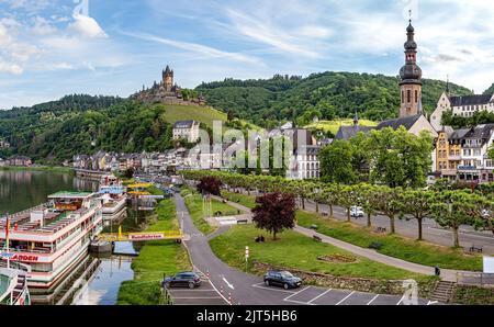 Cochem, Rhénanie-Palatinat, Allemagne - 21 mai 2022 : le Reichsburg Cochem (château impérial de Cochem) sur une colline au-dessus de la Moselle. Banque D'Images