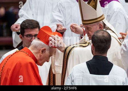 Vatican, Vatican. 27th août 2022. Le nouveau cardinal Fortunato Frezza reçoit le chapeau biretta rouge à trois cornes du pape François pendant le Consistoire pour créer 20 nouveaux cardinaux à la basilique Saint-Pierre. Crédit : SOPA Images Limited/Alamy Live News Banque D'Images