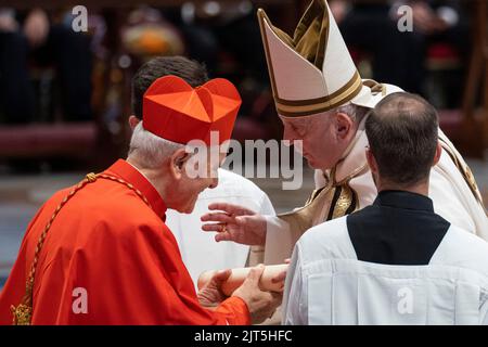 Vatican, Vatican. 27th août 2022. Le nouveau cardinal Fortunato Frezza reçoit le chapeau biretta rouge à trois cornes du pape François pendant le Consistoire pour créer 20 nouveaux cardinaux à la basilique Saint-Pierre. Crédit : SOPA Images Limited/Alamy Live News Banque D'Images