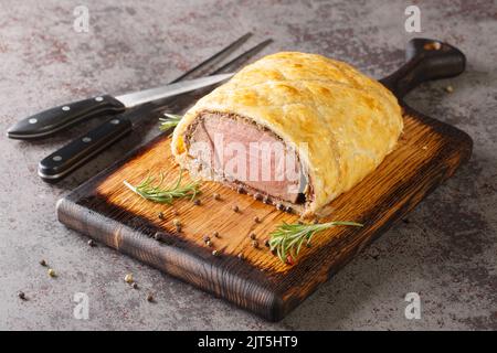 Bœuf Wellington traditionnel British Comfort Food à la carte sur une table en bois rustique. Horizontale Banque D'Images