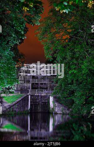 Cinq écluses illuminées la nuit sur le canal de Leeds à Liverpool à Bingley, West Yorkshire. Banque D'Images