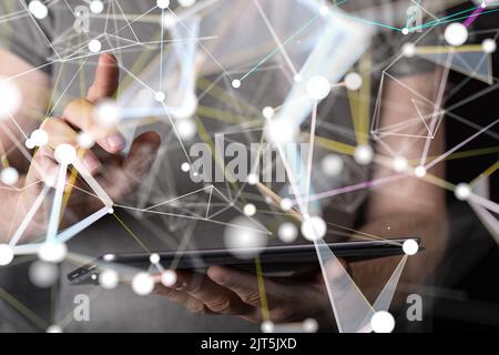 Un 3D a rendu le réseau mondial en vol stationnaire dans la main de l'homme Banque D'Images